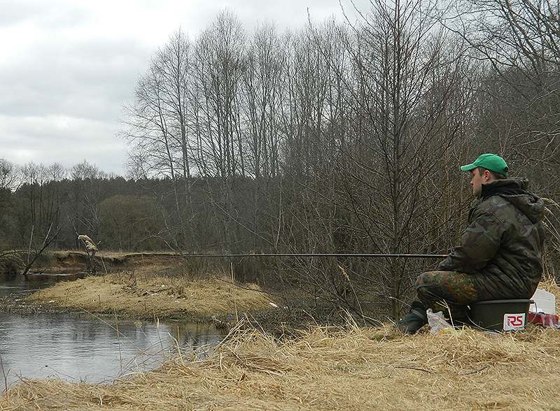 Рыблка ранней весной болонской удочкой