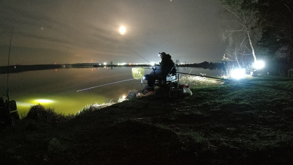 Как оборудовать место для ночной рыбалки?
