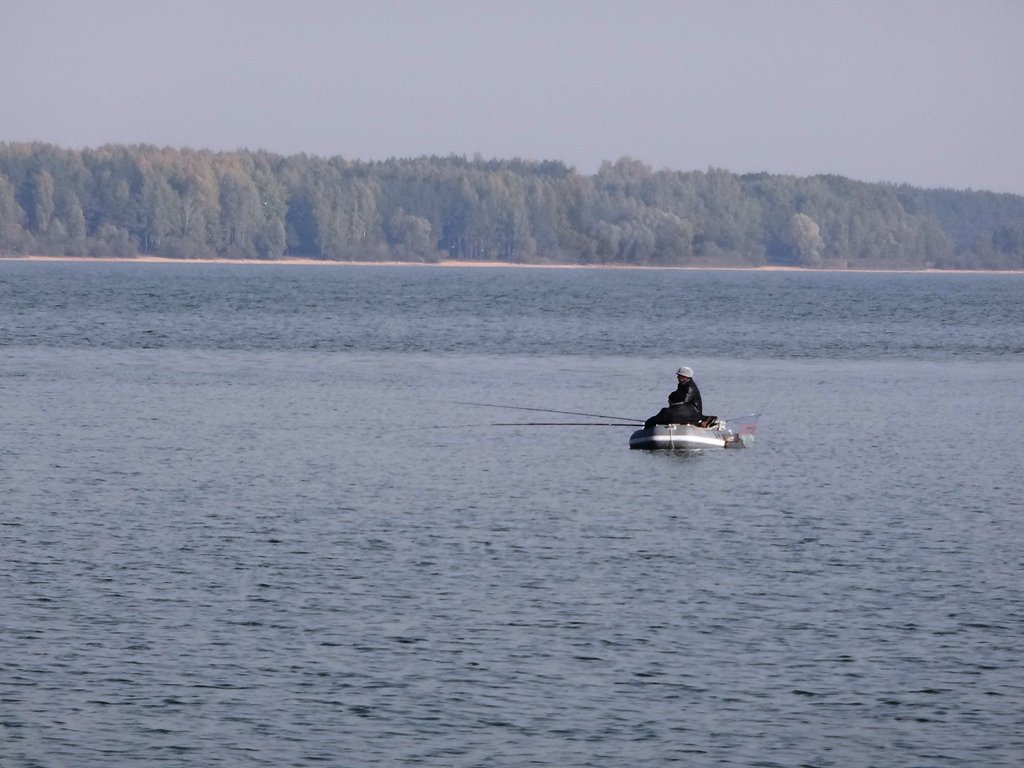 С какого можно рыбачить с лодки