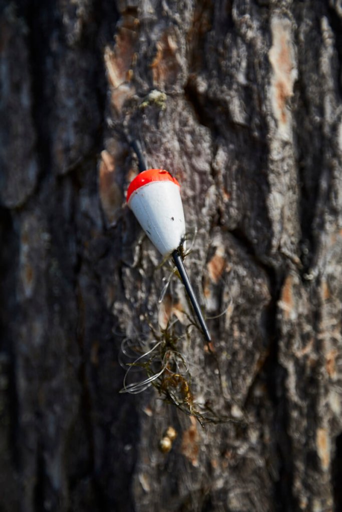 Поплавок Старый рыболовный поплавок с леской