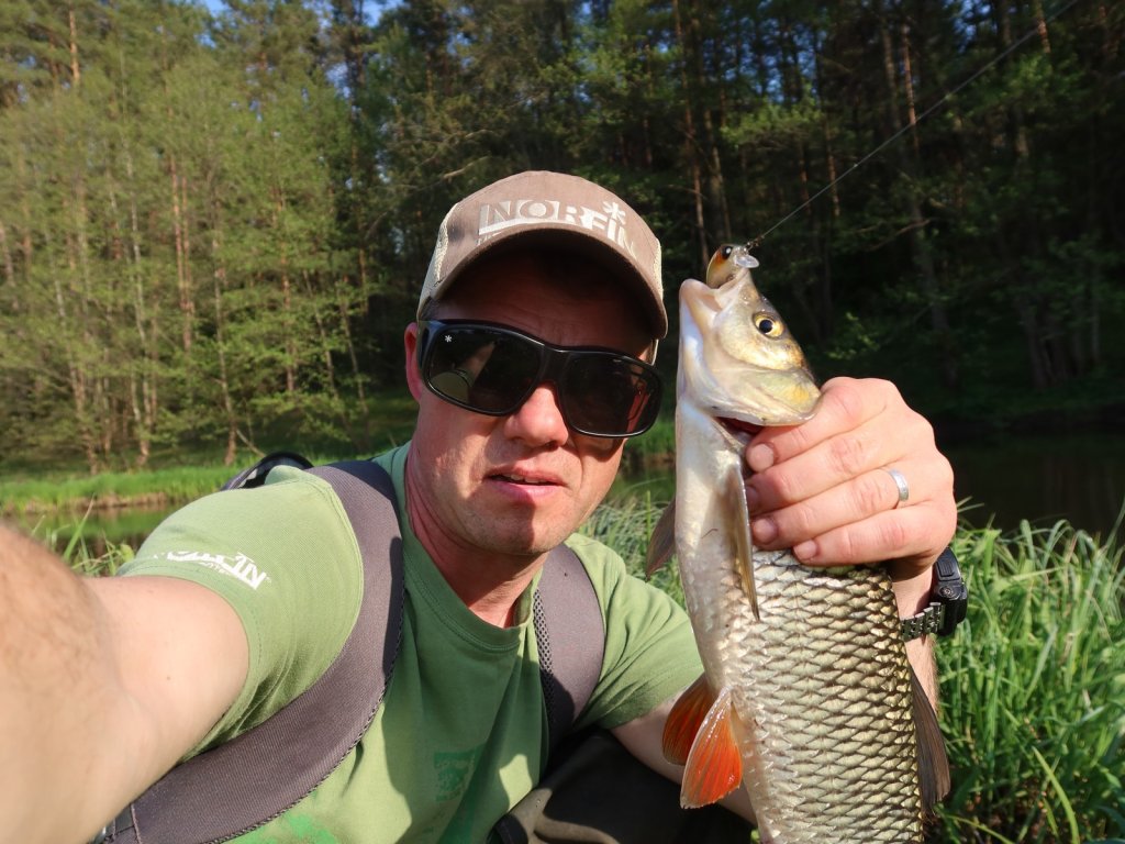 Валерий Сикиржицкий поймал голавля на воблер