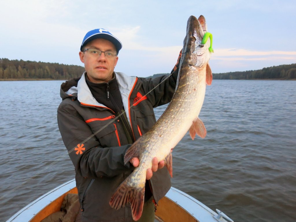 Валерий Сикиржицкий со щукой в лодке