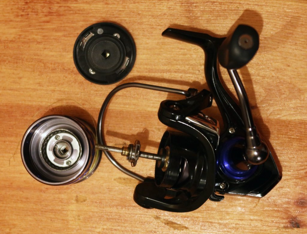 Катушка Salmo Elite Spinetix со снятой шпулей