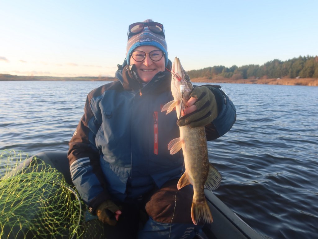 Довольная рыбачка со щукой