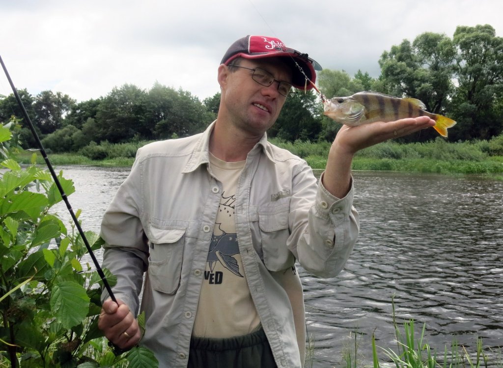 Валерий Сикиржицкий с окунем на реке