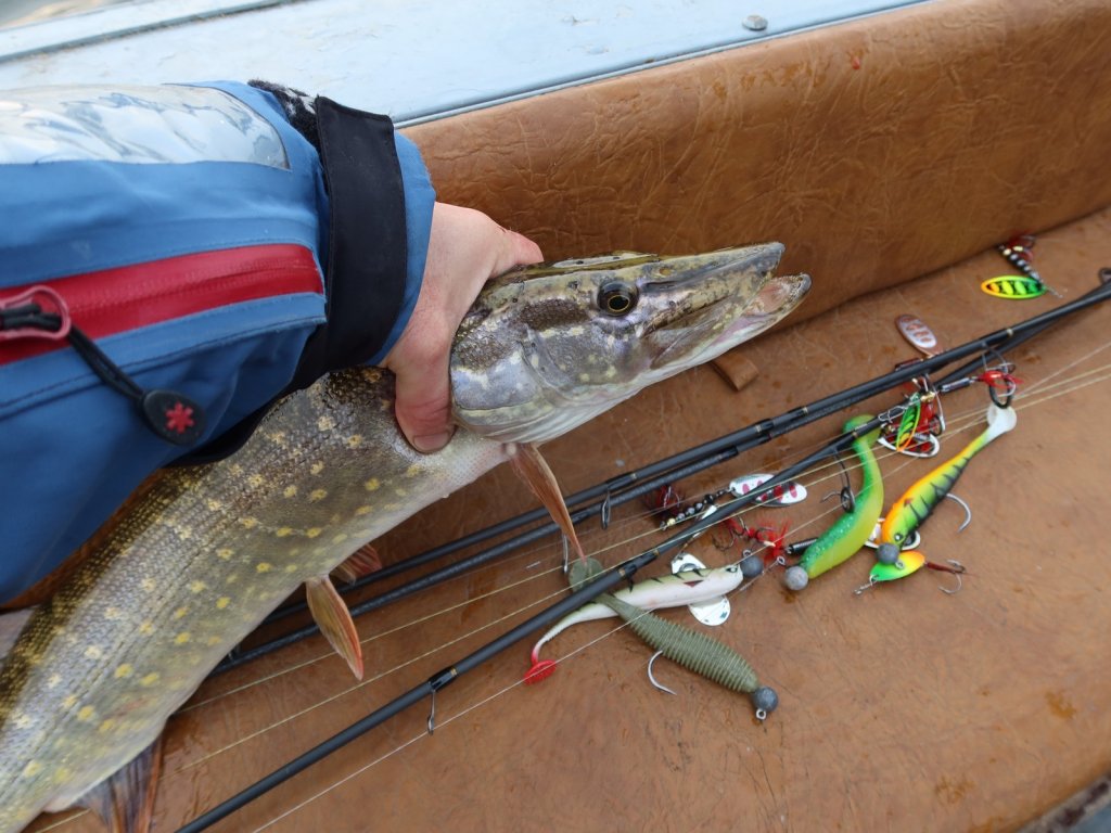 Резина, вертушки и пойманная щука