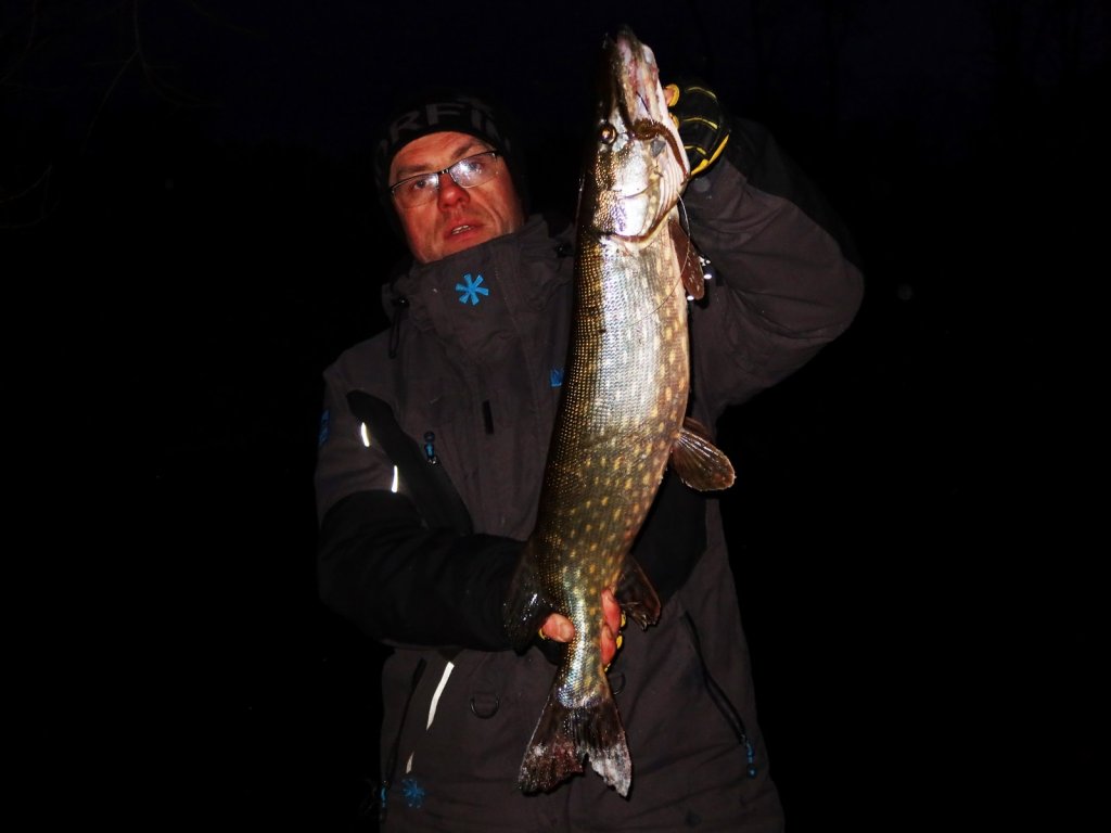 Щука клюнула у Валерия Сикиржицкого в темноте