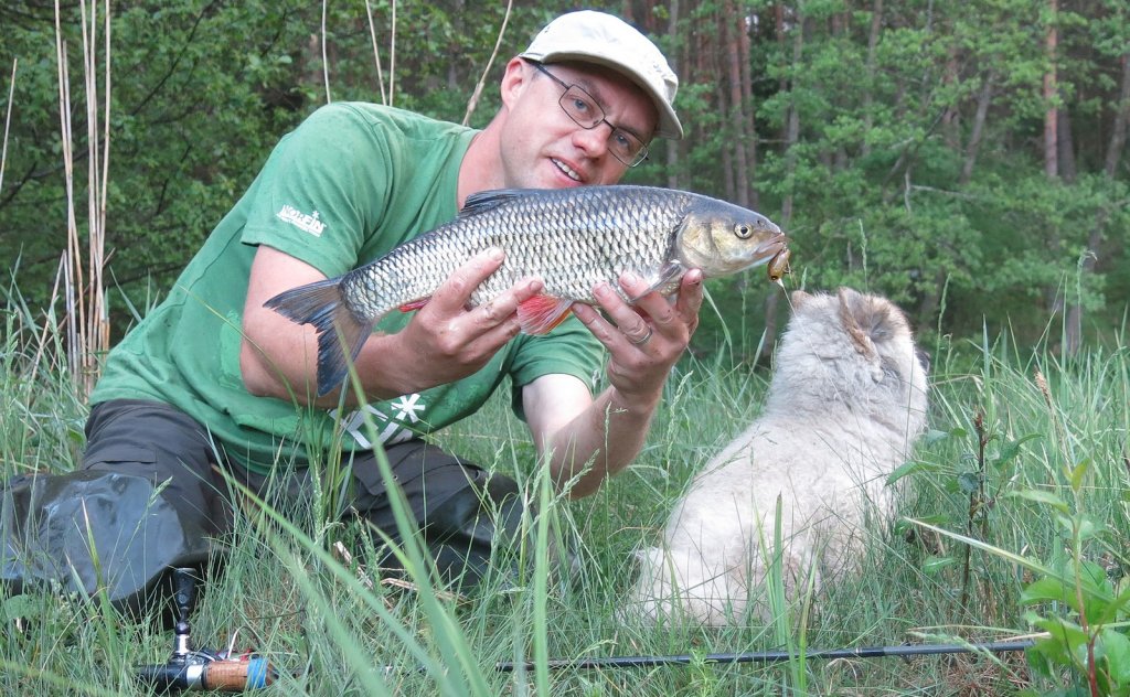 Валерий Сикиржицкий позирует с крупным голавлём