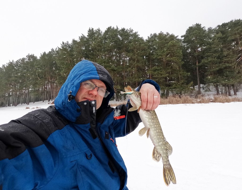 Валерий Сикиржицкий поймал щуку на балансир