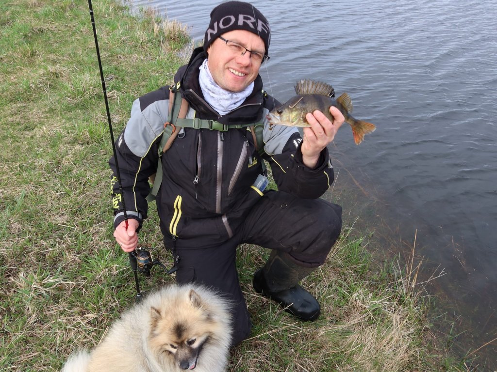Валерий Сикиржицкий с собачкой и окунем, пойманным на микроджиг