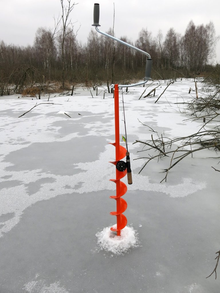 Ледобур и удочка среди коряжника