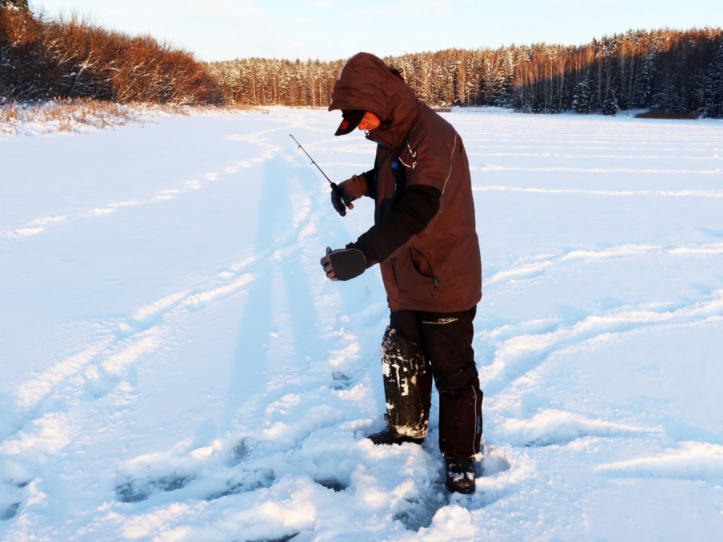 Процесс подлёдной рыбалки