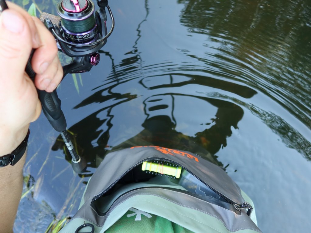 Со спиннингом в забродном костюме