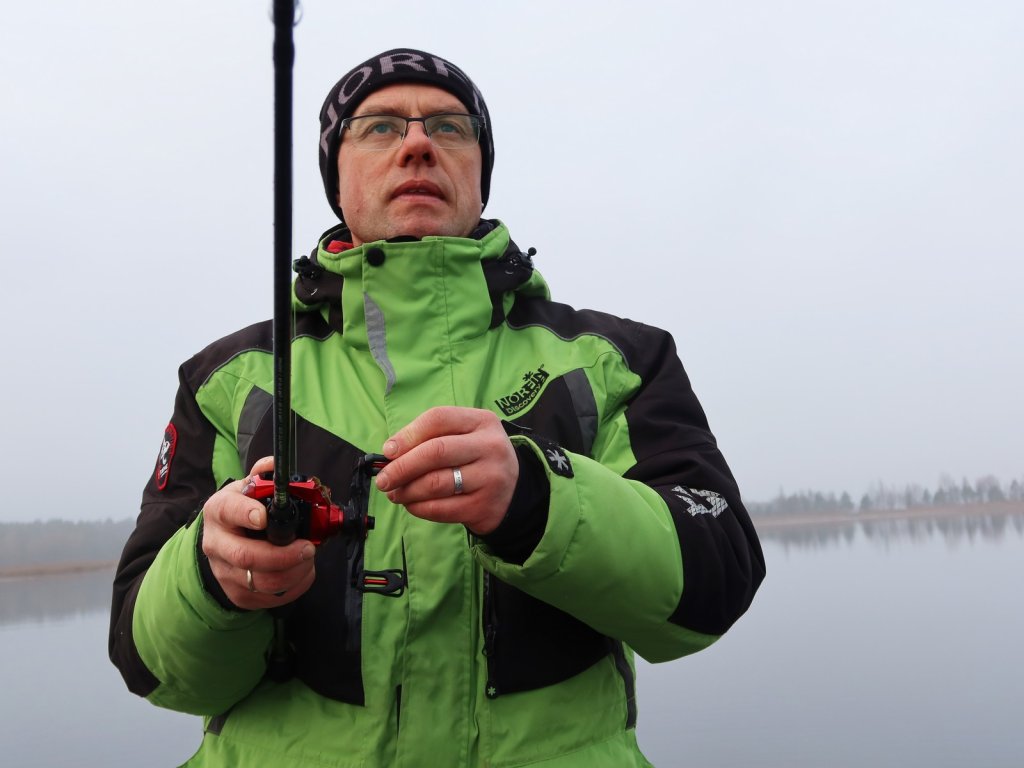 Спиннингист ловит кастинговой снастью