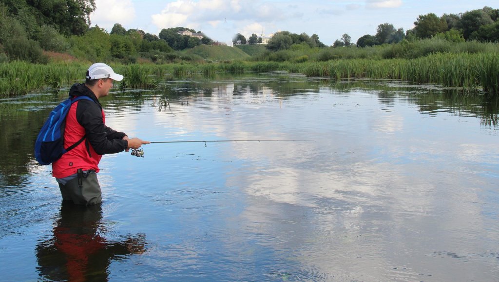 Рыболов ловит взабродку