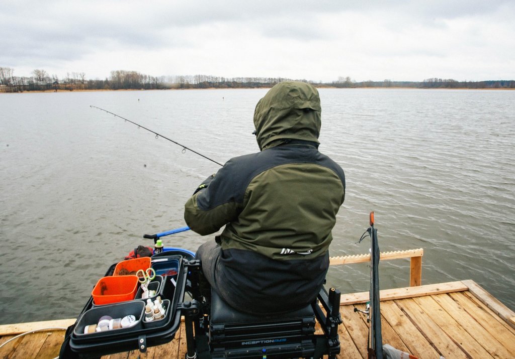 Рыболов ловит на фидер весной Рыболов ловит на фидер весной