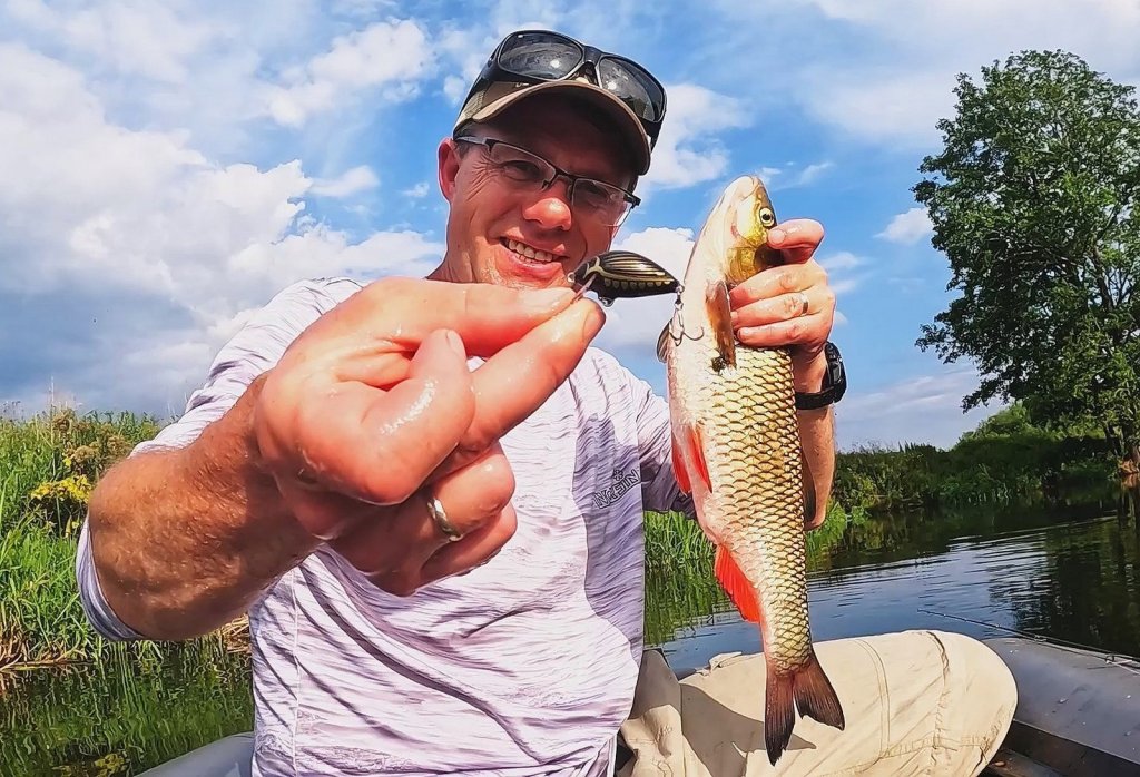 Валерий Сикиржицкий показывает воблер, на который поймал голавля Валерий Сикиржицкий показывает воблер, на который поймал голавля