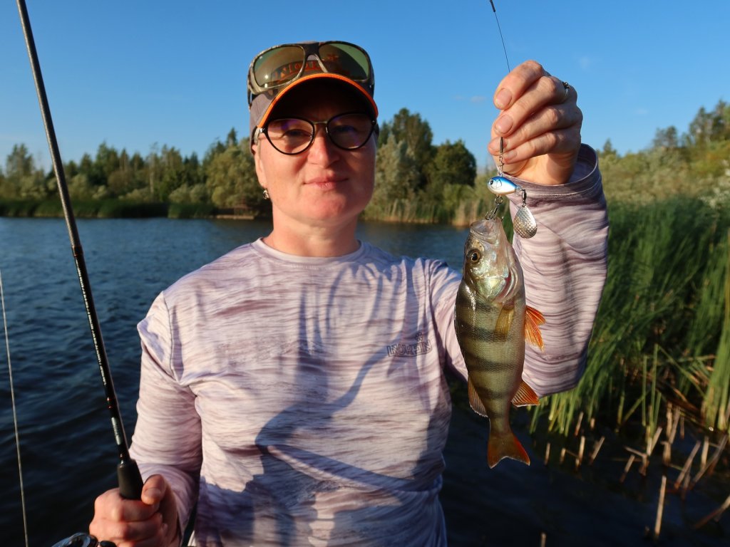 Рыбачка поймала окуня на тейл-спиннер