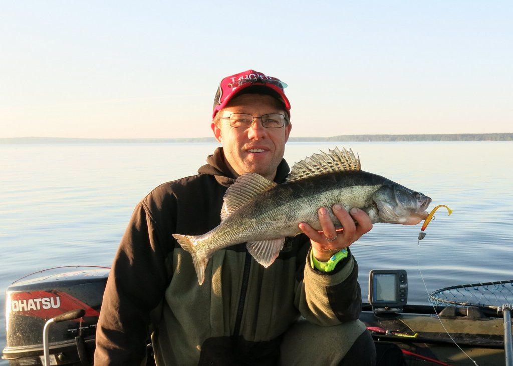 Валерий Сикиржицкий в лодке с судаком