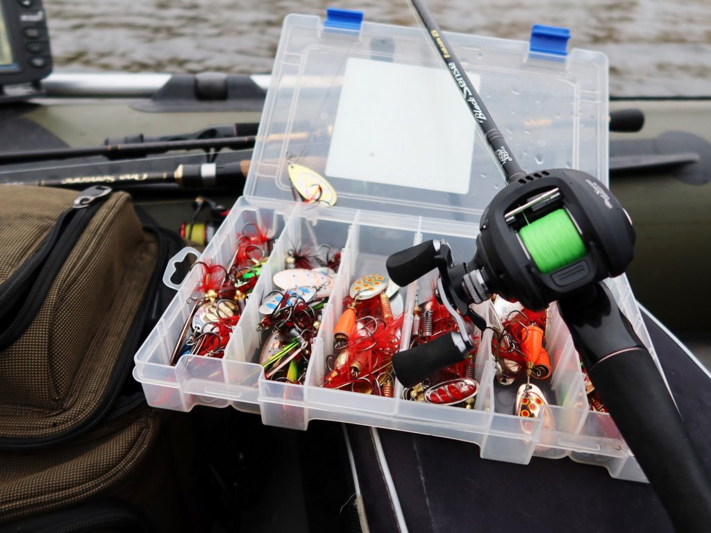 Коробка с вертушками и кастинговой снастью