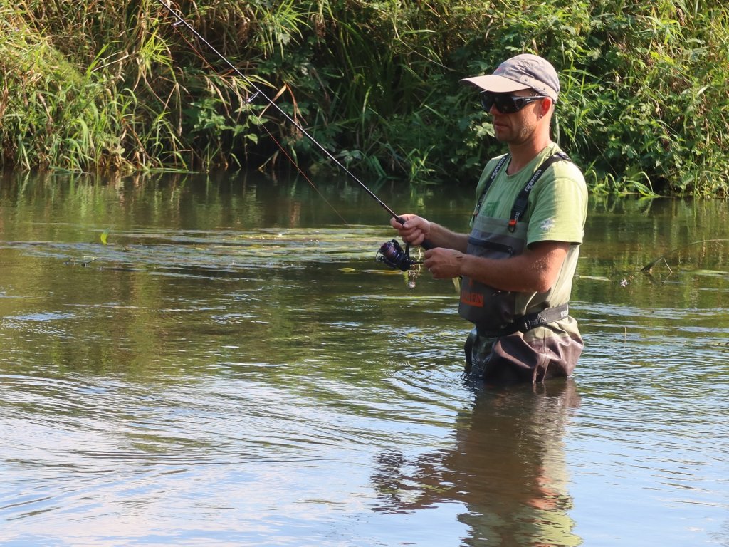 Спиннингист ловит взабродку