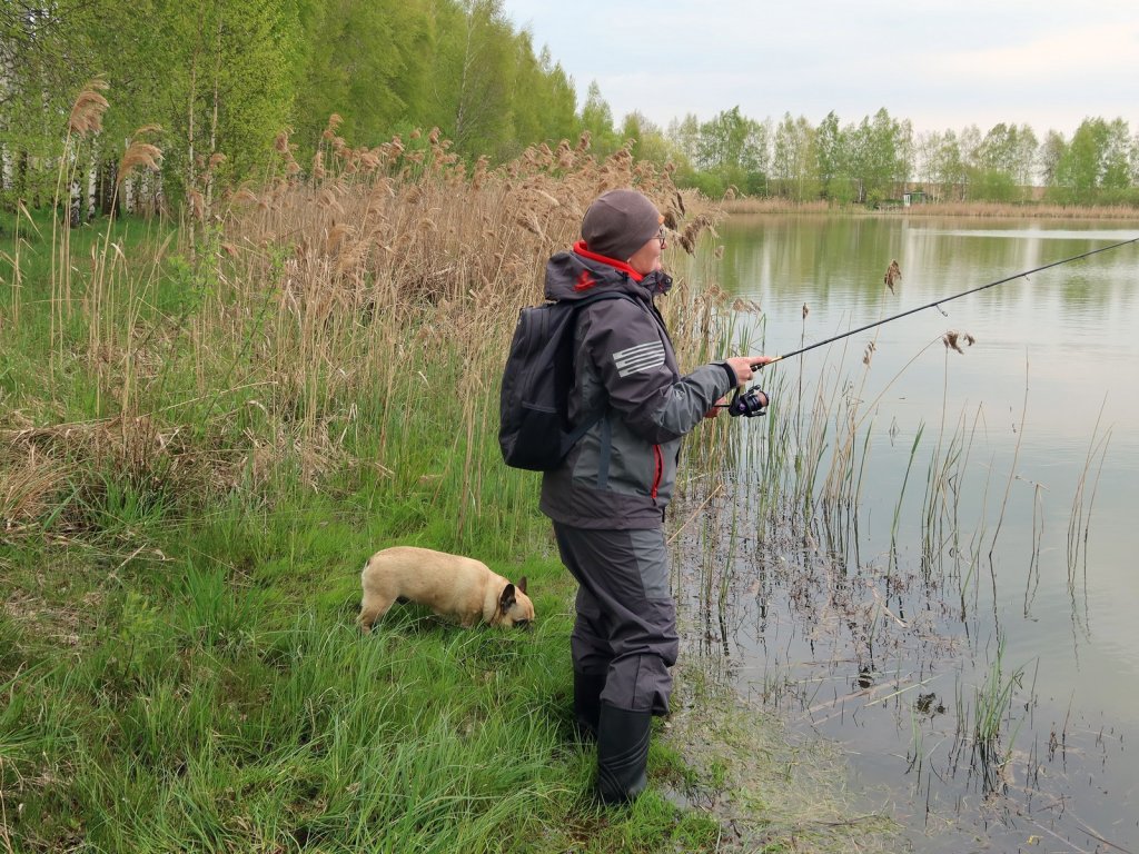Рыбачка ловит весной на спиннинг