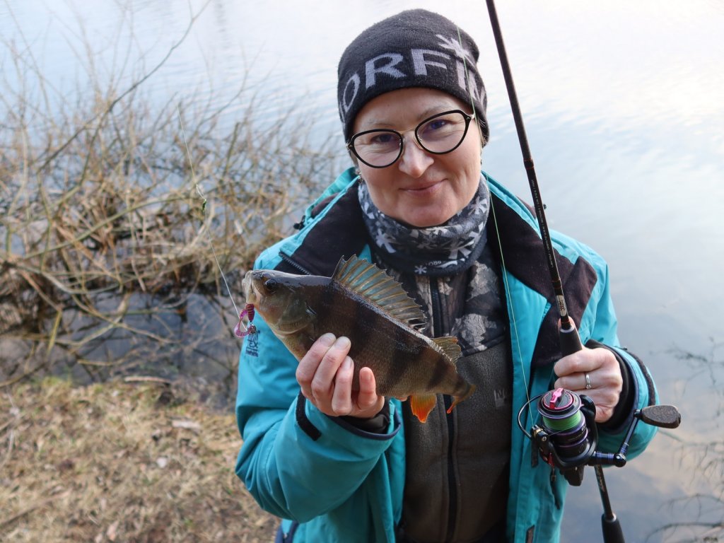 Рыбачка поймала окуня на мелкую резину