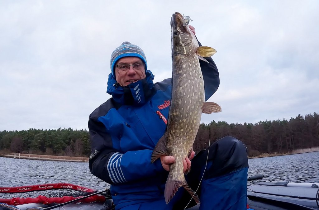 Валерий Сикиржицкий поймал крупную щуку с лодки Валерий Сикиржицкий поймал крупную щуку с лодки