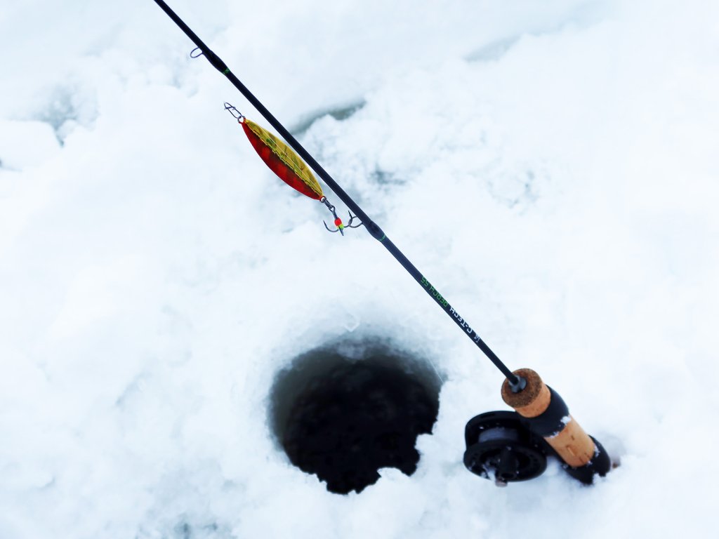 Зимняя удочка с блесной