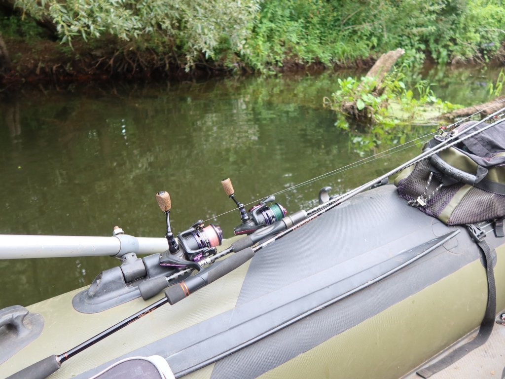 Спиннинги на борту лодки