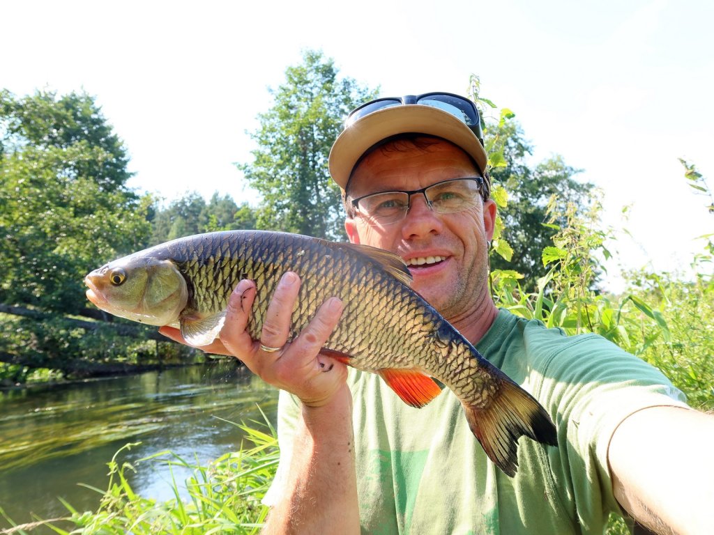 Валерий Сикиржицкий позирует с крупным голавлём