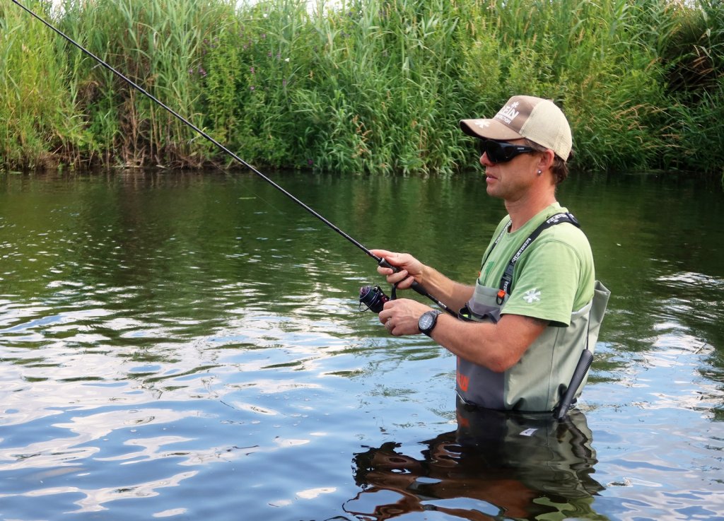 Спиннингист ловит взабродку