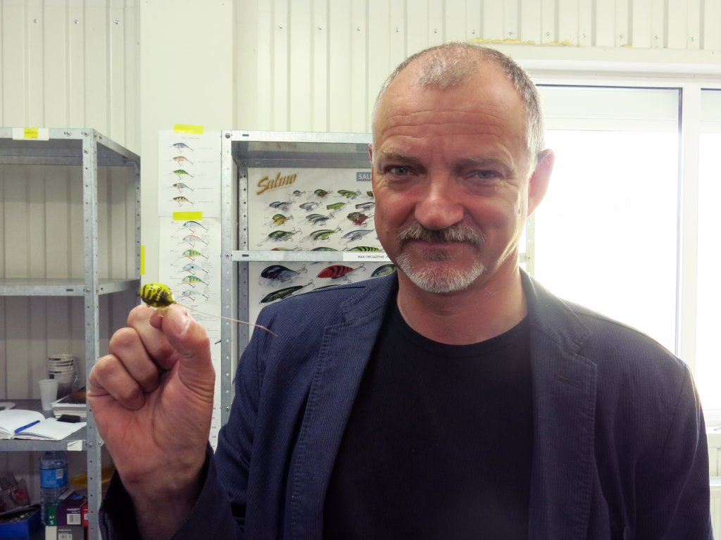 Пётр Пискорский показывает образец воблера Salmo Lil' Bug