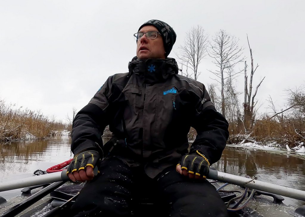 Рыболов плывёт по реке на вёслах Рыболов плывёт по реке на вёслах