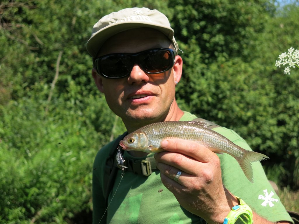 Валерий Сикиржицкий держит ельца, пойманного на воблер
