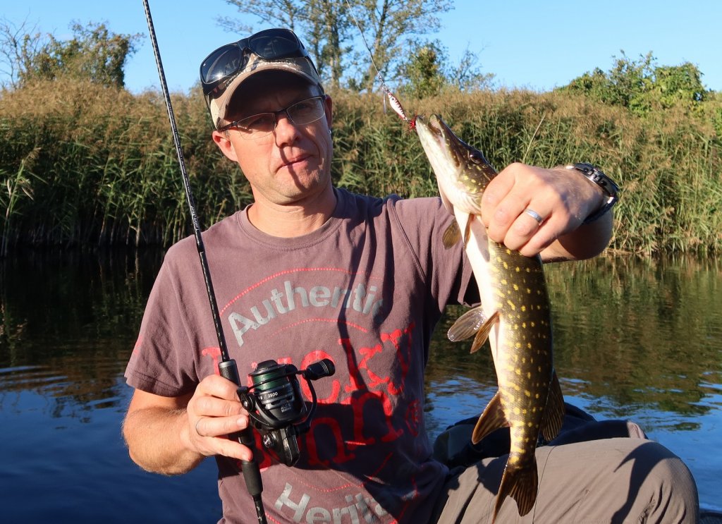 Валерий Сикиржицкий поймал щуку с лодки на реке