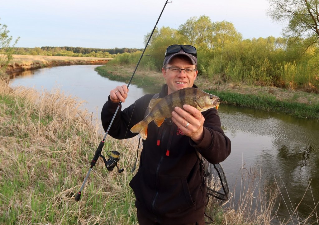 Валерий Сикиржицкий ловит окуня на реке