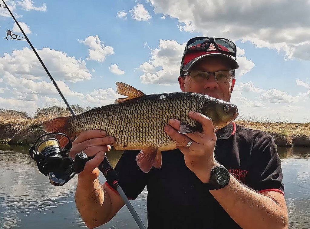 Валерий Сикиржицкий поймал на спининг крупного язя Валерий Сикиржицкий поймал на спининг крупного язя