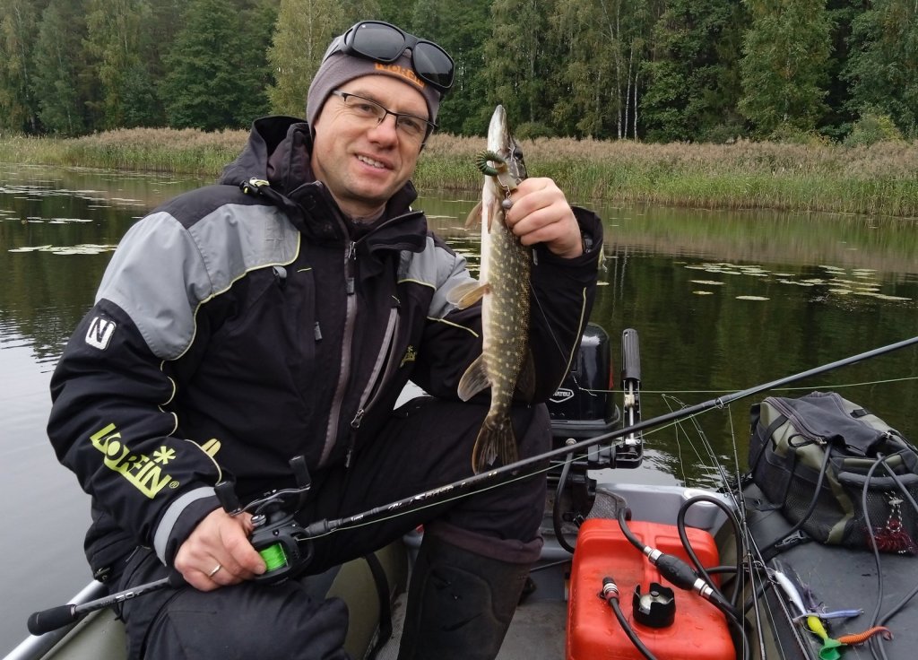 Валерий Сикиржицкий поймал щуку с лодки на кастинговую снасть Валерий Сикиржицкий поймал щуку с лодки на кастинговую снасть