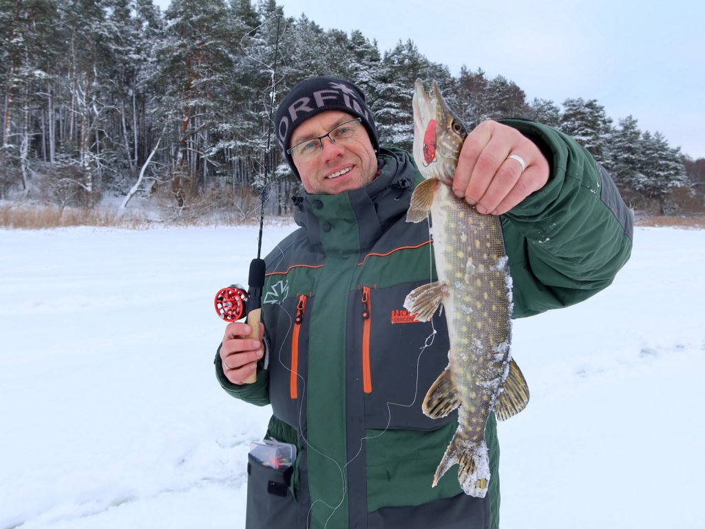 Валерий Сикиржицкий держит щуку и балансирную снасть