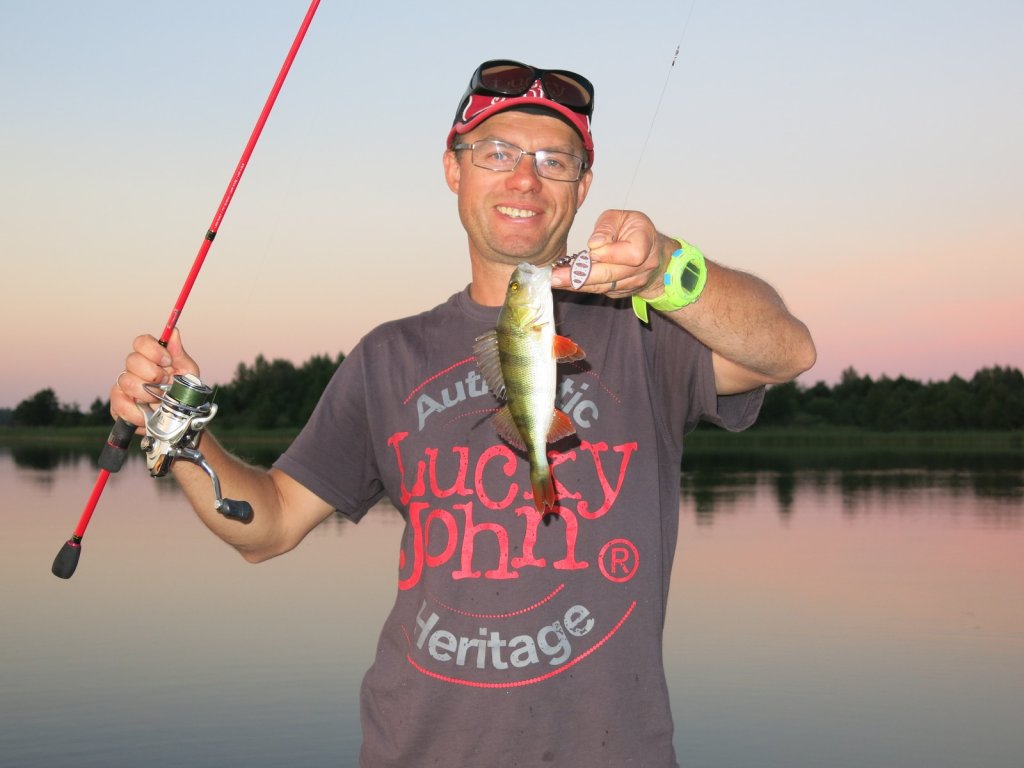 Вечернего окуня на озере поймал Валерий Сикиржицкий