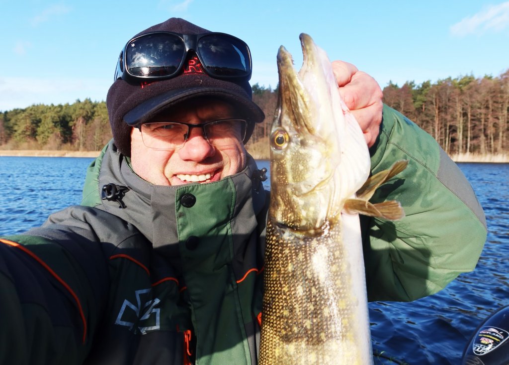 Валерий Сикиржицкий поймал щуку зимой в солнечную погоду