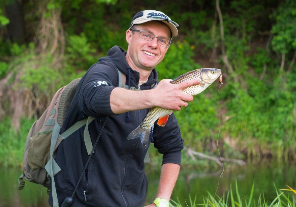 Валерий Сикиржицкий с пойманным голавлём Валерий Сикиржицкий с пойманным голавлём