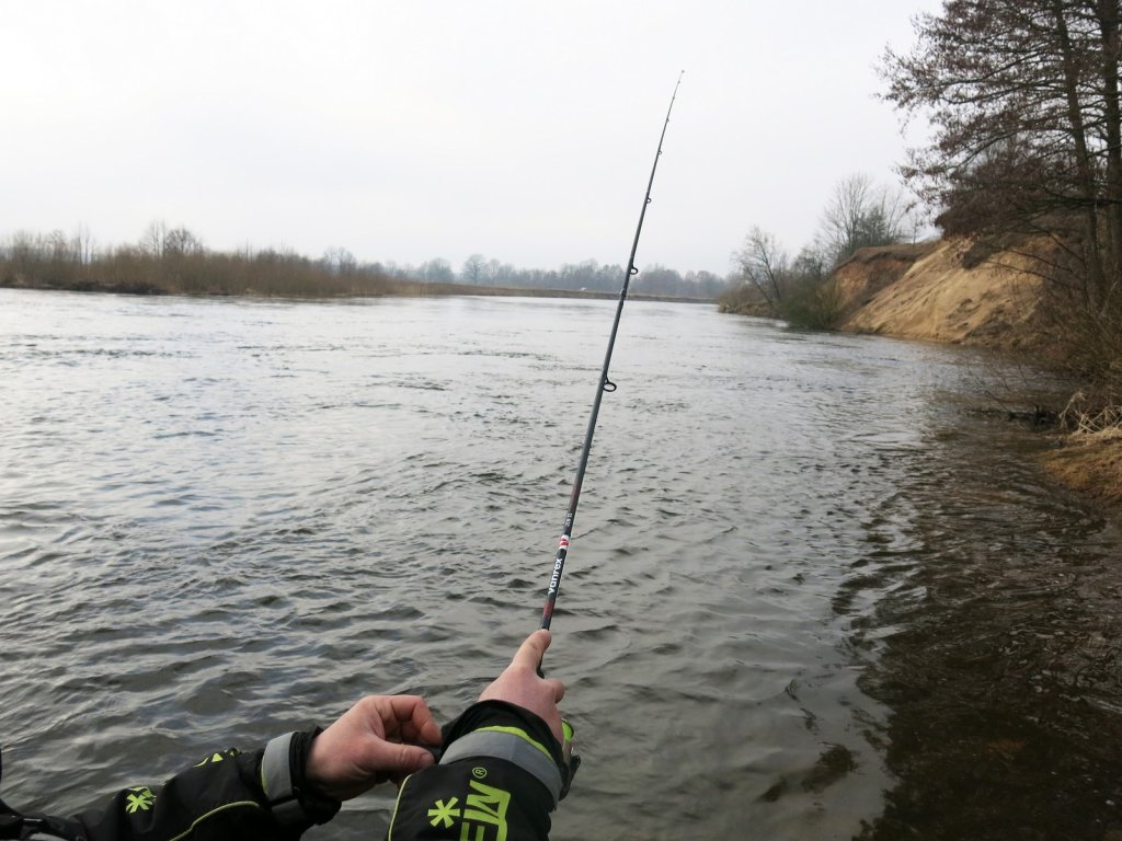 Проводка спиннингом на реке