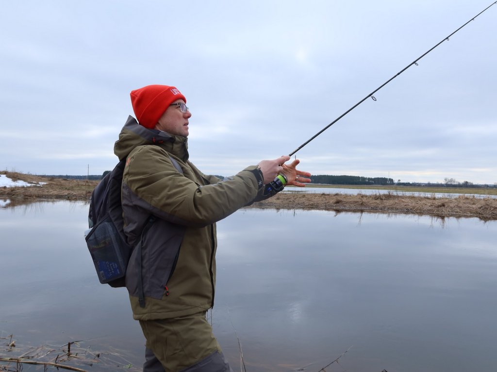 Спиннингист сделал заброс