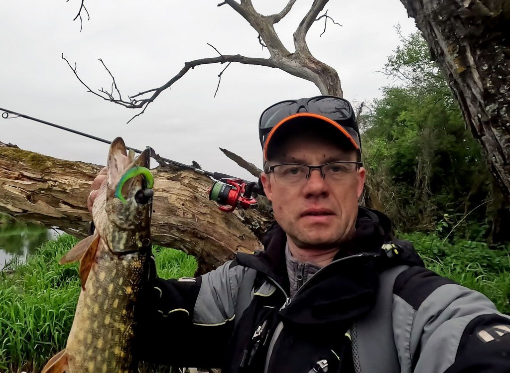 Валерий Сикиржицкий со щукой, пойманной на яркую резину Валерий Сикиржицкий со щукой, пойманной на яркую резину