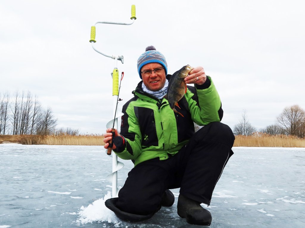 Валерий Сикиржицкий с окунем и удочкой на льду