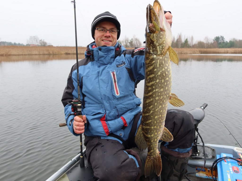 Валерий Сикиржицкий с хорошей осенней щукой