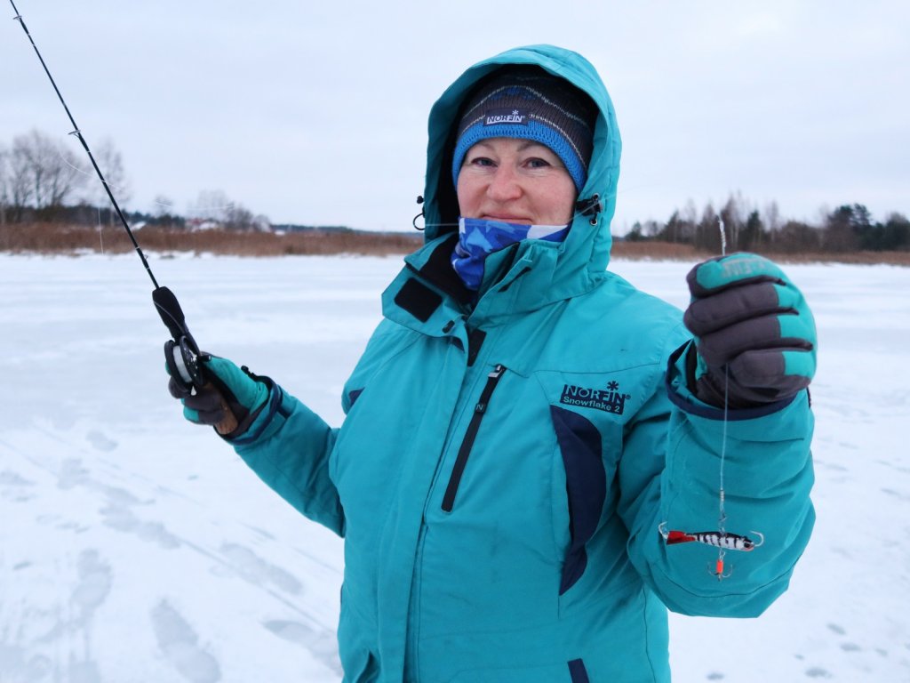 Рыбачка с балансирной снастью