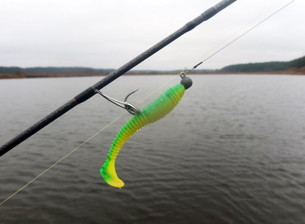 Крупный виброхвост на джиг-головке